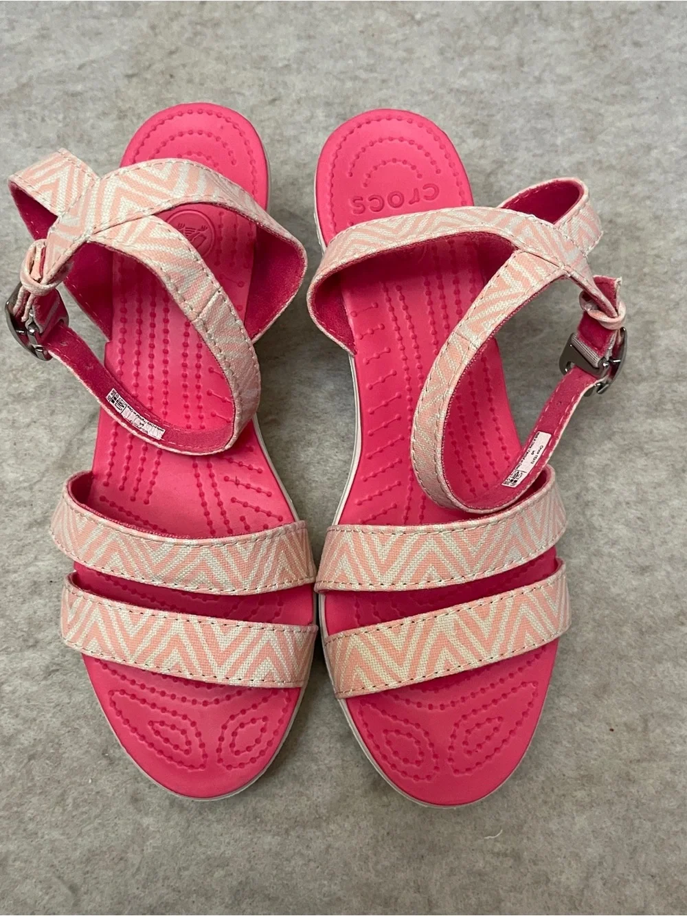 CROCS Leigh Graphic Ankle 2 Strap Wedge Comfort Sandals Womens size 9